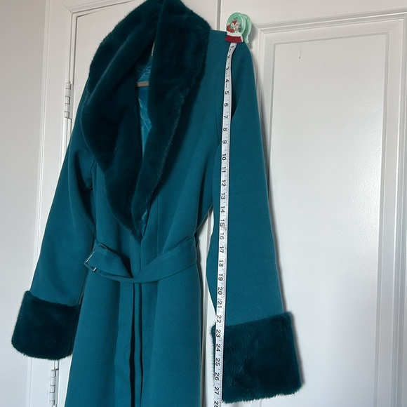 Beautiful long winter coat with fur collar & cuffs - Picture 6 of 10